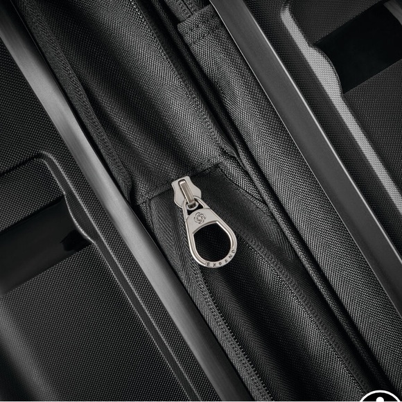 SAMSONITE OUTLINE PRO MEDIUM SPINNER
27” x 18.7” x 12.5” - Picture 3 of 10